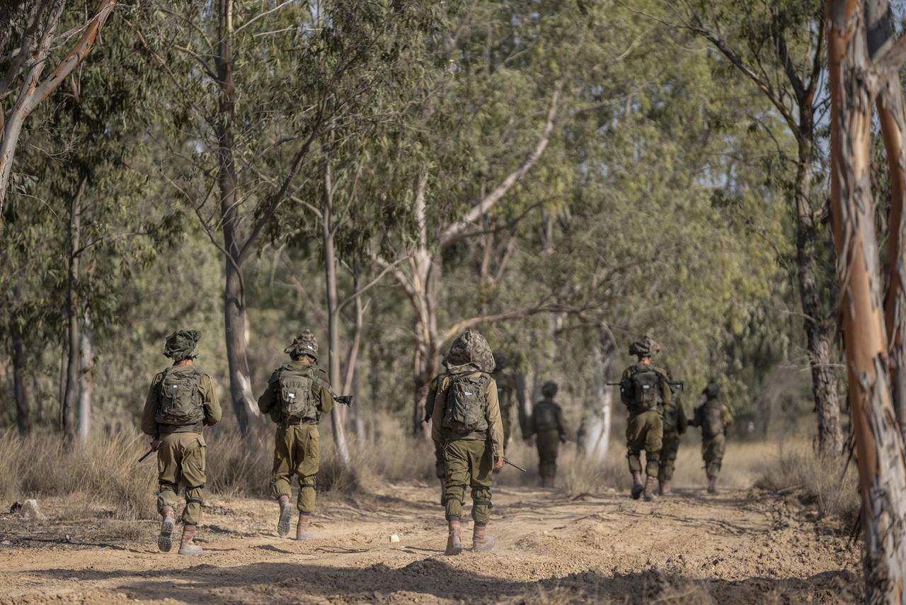 Des soldats israéliens près de la frontière de la bande de Gaza, dans le sud d'Israël. [KEYSTONE - OHAD ZWIGENBERG]