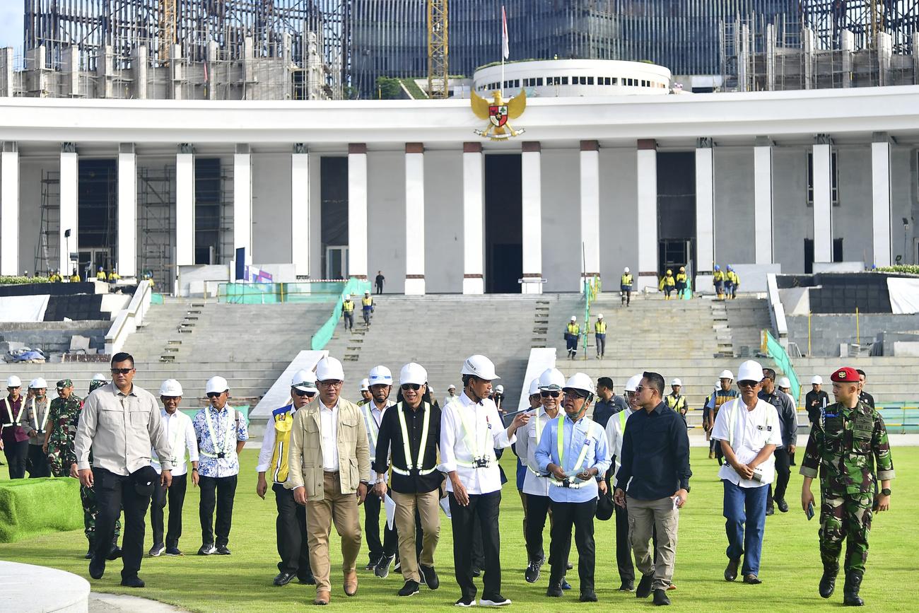 Le président indonésien Joko Widodo, au centre, lors d'une inspection du site de construction du palais présidentiel dans la nouvelle capitale Nusantara le 5 juin 2024. [KEYSTONE - VICO]