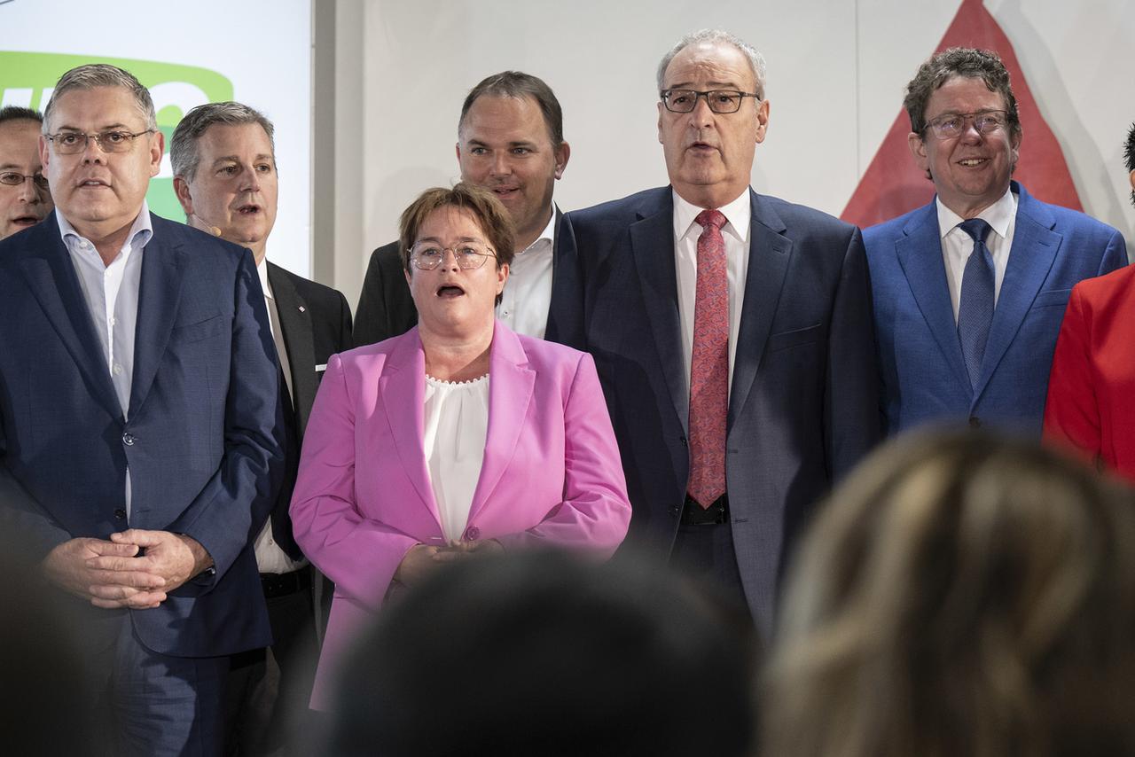 Les pontes de l'UDC (de gauche à droite): Franz Grueter, Marco Chiesa, Magdalena Martullo-Blocher, Marcel Diettling, et les deux conseillers fédéraux Guy Parmelin et Albert Rösti, lors de l'assemblée des délégués de l'UDC. [KEYSTONE - PETER SCHNEIDER]