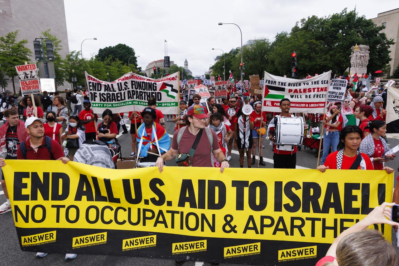 Des milliers de manifestants se sont rassemblés mercredi autour du Congrès américain à Washington pour protester contre le discours du Premier ministre israélien Benjamin Netanyahu. [Keystone - Aaron Schwartz - EPA]