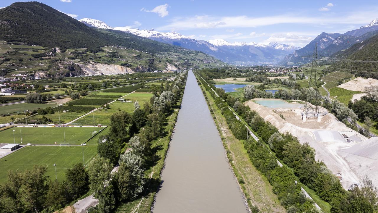 Le parlement valaisan a débloqué mardi un crédit d'engagement de 17,9 millions de francs pour poursuivre la troisième correction du Rhône. [Keystone - Cyril Zingaro]