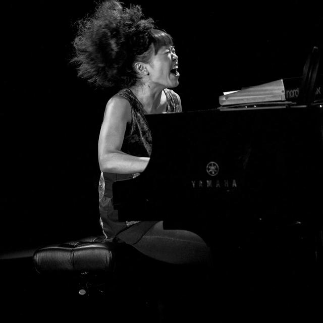 La pianiste de jazz Hiromi Uehara dans l’objectif de la photographe Lauren Pasche. [https://lauren.ch/ - © Lauren Pasche]