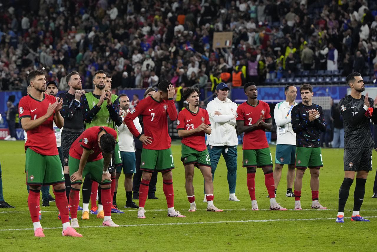 Grosse déception pour Cristiano Ronaldo et le Portugal après cette élimination aux tirs au but. [KEYSTONE - HASSAN AMMAR]