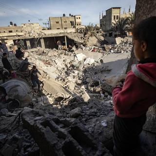 Israël continue à bombarder la ville de Rafah à Gaza, où se trouvent de nombreuses personnes réfugiées. [Keystone/EPA - Haitham Imad]
