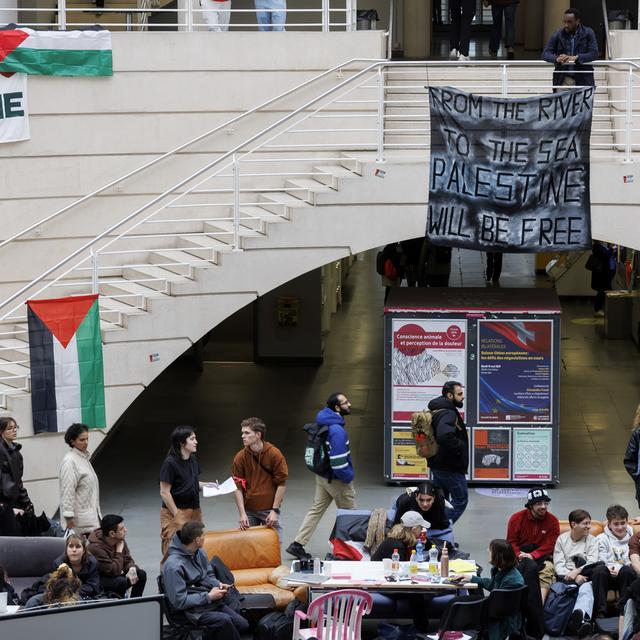 Deux femmes et un homme ont arrachés près de 25 drapeaux palestiniens installés par le collectif estudiantin à Uni-Mail. [Keystone - Salvatore Di Nolfi]