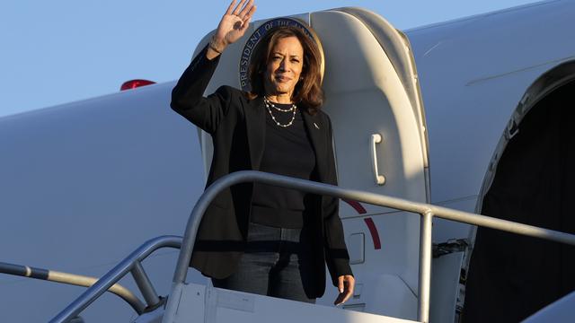 La candidate démocrate à l'élection présidentielle américaine Kamala Harris monte à bord de l'avion Air Force Two à l'aéroport international de Philadelphie, après avoir passé la journée à faire campagne dans la ville. [Keystone - Susan Walsh / AP Photo]