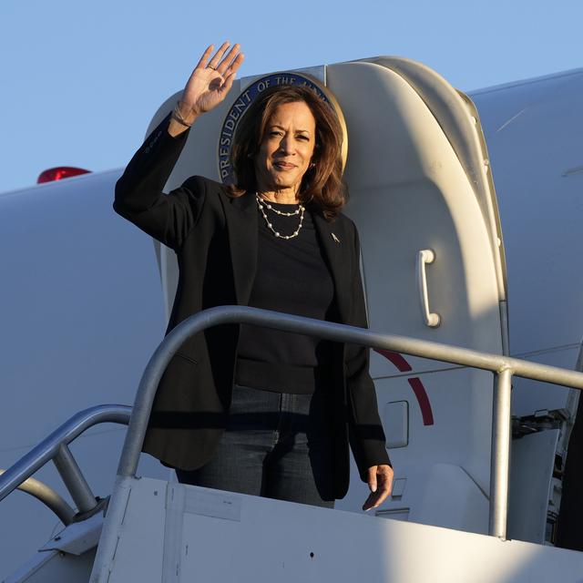 La candidate démocrate à l'élection présidentielle américaine Kamala Harris monte à bord de l'avion Air Force Two à l'aéroport international de Philadelphie, après avoir passé la journée à faire campagne dans la ville. [Keystone - Susan Walsh / AP Photo]