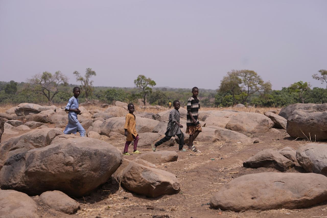 Des enfants sur le chemin de l'école où ont été enlevés des centaines de jeunes début mars dans le nord du Nigeria. [KEYSTONE/AP PHOTO - SUNDAY ALAMBA]