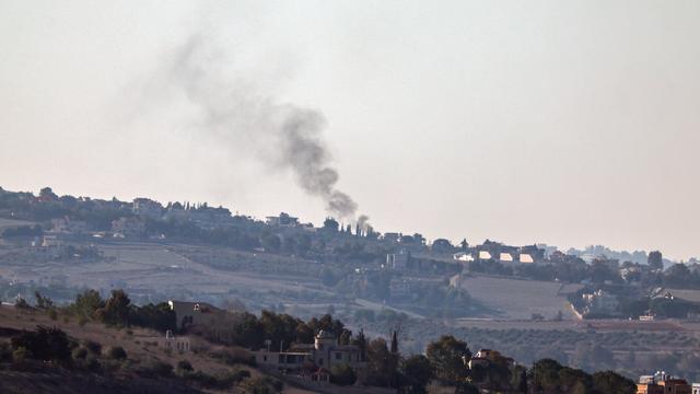 De la fumée après une frappe israélienne au sud du Liban. [KEYSTONE - ATEF SAFADI]