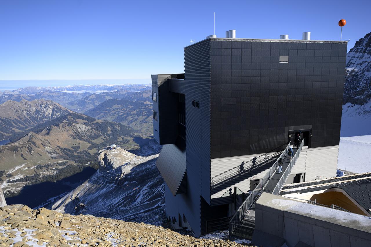 Six cents panneaux solaires ont été ajoutés sur la façade et les avant-toits du restaurant de Glacier 3000 afin de rendre le bâtiment quasiment autonome énergétiquement. [KEYSTONE - LAURENT GILLIERON]