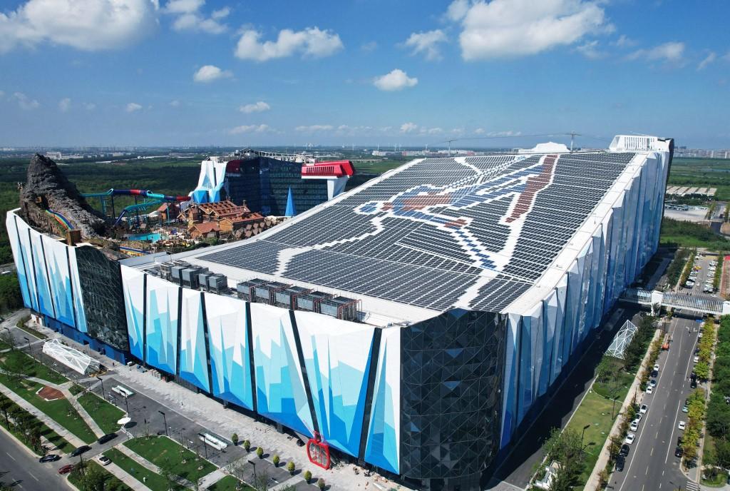 Le toit du L*SNOW Indoor Skiing Theme Resort de Shanghai et ses panneaux solaires. [Imaginechina via AFP - LONG WEI]