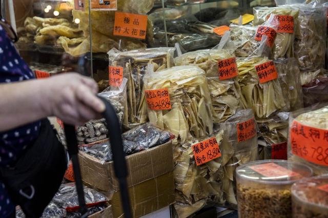 Des ailerons de requin exposés dans des sacs en plastique dans un magasin vendant des fruits de mer séchés et d'autres produits à Hong Kong, le 17 novembre 2022. [AFP - Isaac Lawrence]