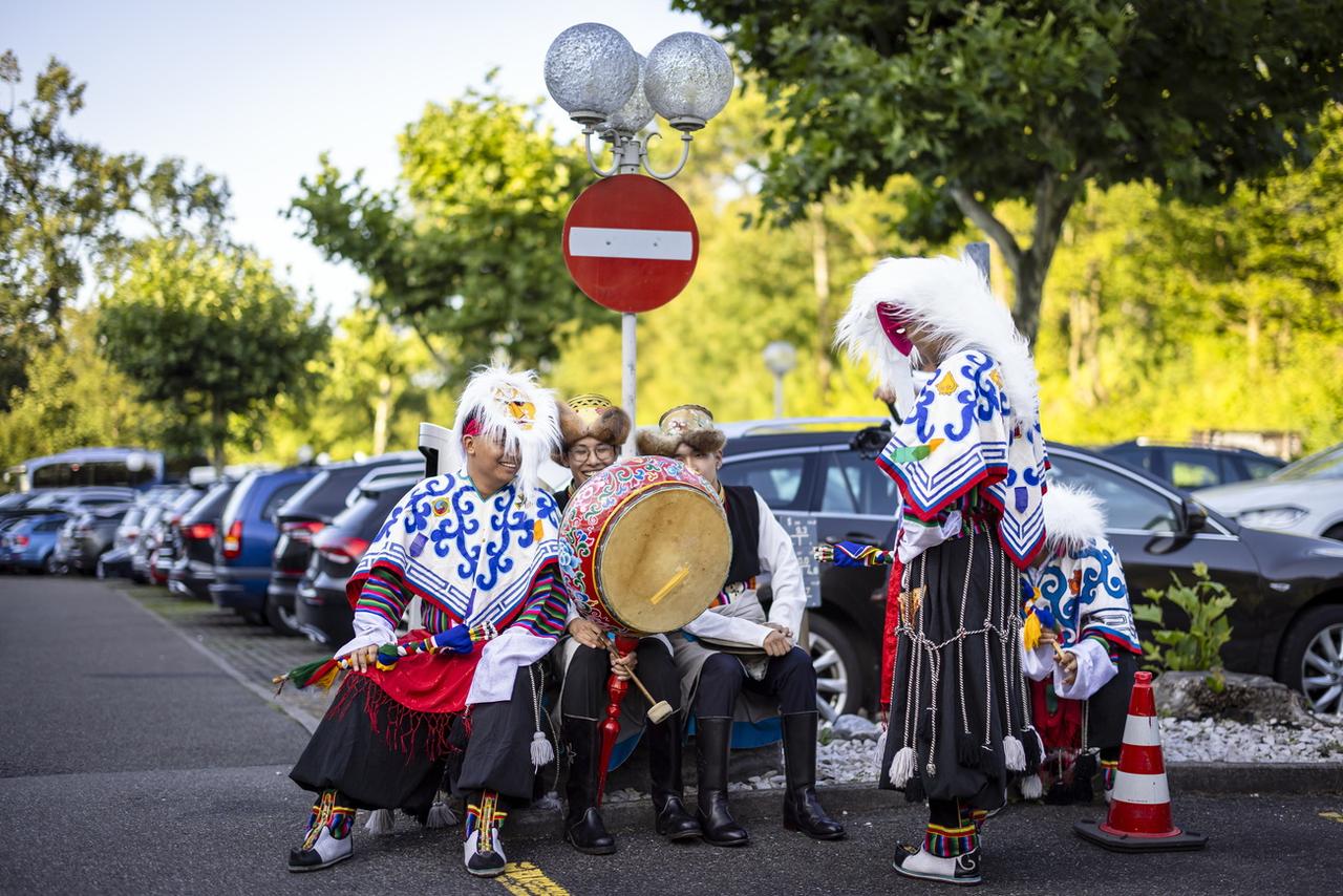 Des personnes en habits traditionnels ont accueilli le dalaï-lama à Zurich. [KEYSTONE - MICHAEL BUHOLZER]