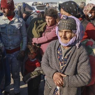 Des Kurdes déplacés de la région d'Alep arrivent mardi dans les zones contrôlées par les Kurdes à Raqqa, en Syrie. 3 novembre. [Keystone]