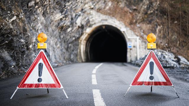 Début février 2024, un des tunnels de la route cantonale qui mène à la station de ski de la Tzoumaz (VS) s’est effondré. [Keystone - Valentin Flauraud]