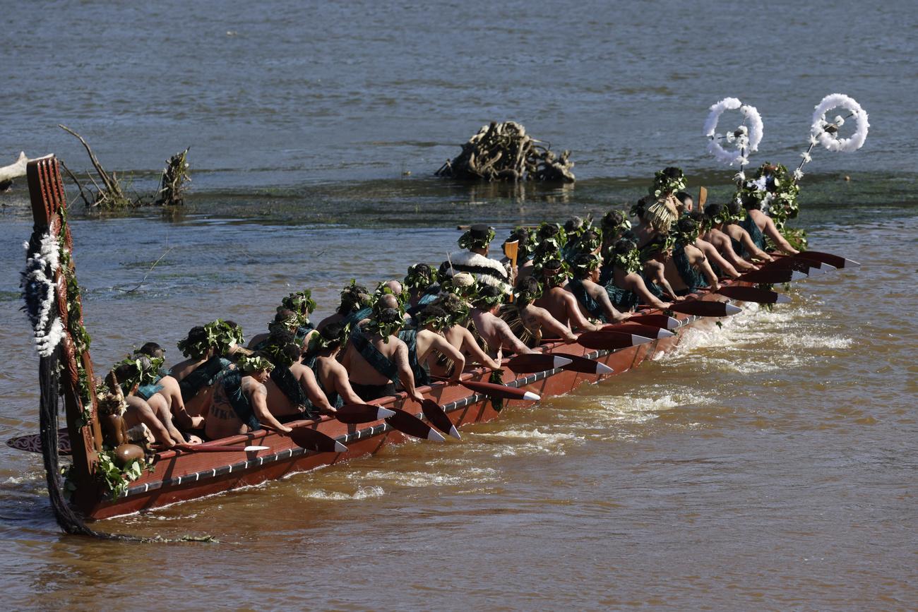 Une embarcation traditionnelle lors de la procession funéraire sur la rivière Waikato. [KEYSTONE - ALAN GIBSON]