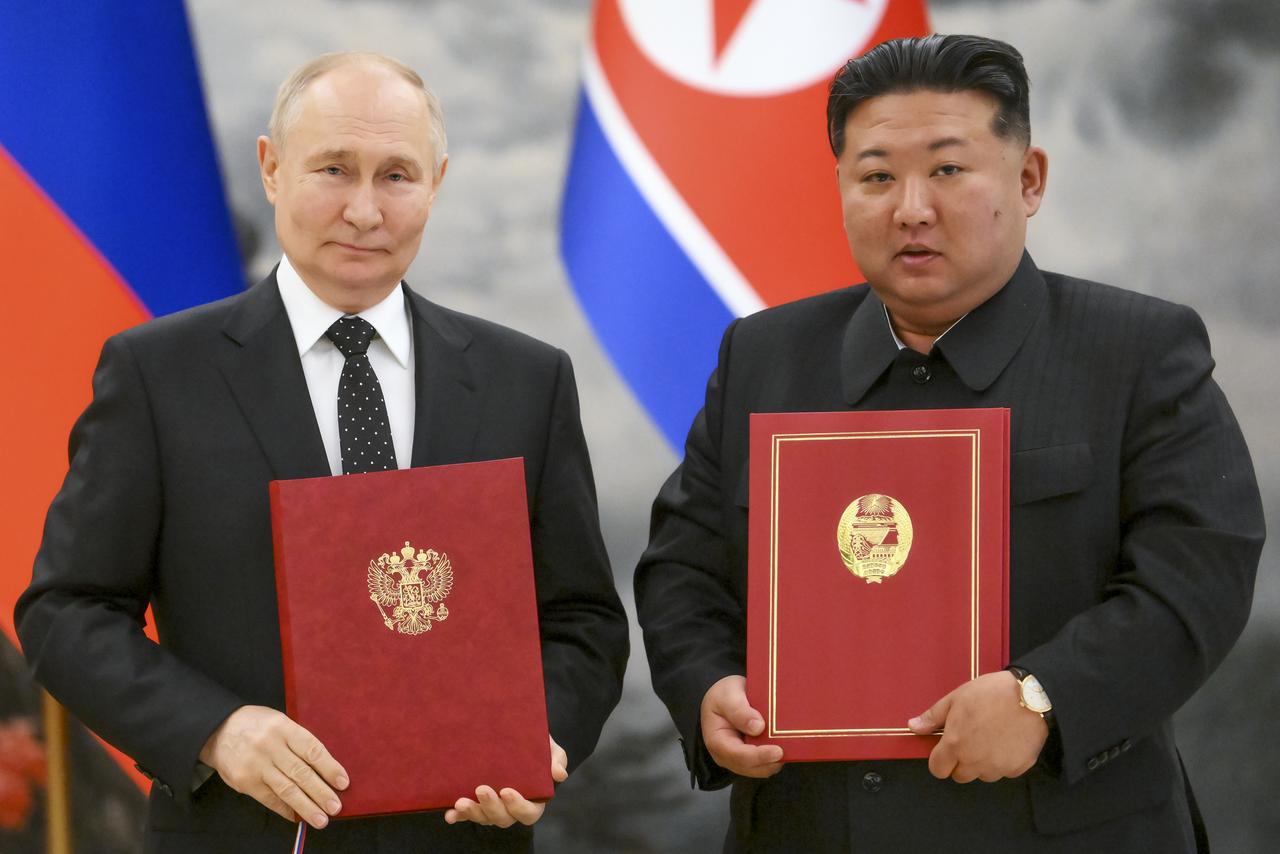 Vladimir Poutine et Kim Jong Un prennent la pose au moment de la ratification de l'accord de défense historique entre la Corée du Nord et la Russie. [KEYSTONE - KRISTINA KORMILITSYNA]