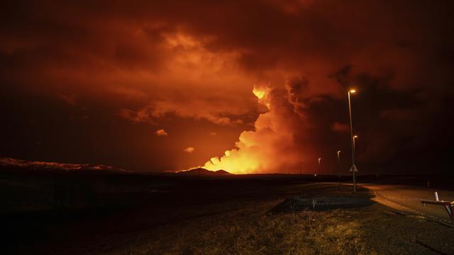 Une éruption volcanique a commencé entre Stora Skogfell et Hagafell sur la péninsule de Reykjanes. [Keystone - AP Photo/Marco di Marco]