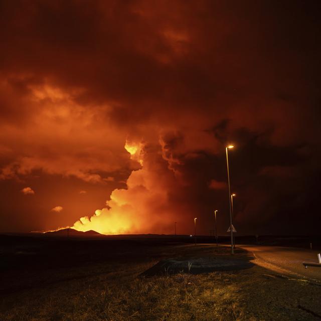 Une éruption volcanique a commencé entre Stora Skogfell et Hagafell sur la péninsule de Reykjanes. [Keystone - AP Photo/Marco di Marco]