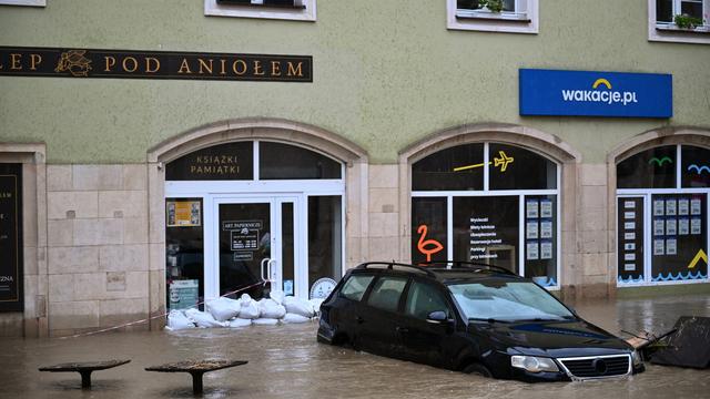 Rues inondées après les fortes pluies qui ont provoqué les inondations à Klodzko, dans le sud-ouest de la Pologne, le 15 septembre 2024. [KEYSTONE - MACIEJ KULCZYNSKI]