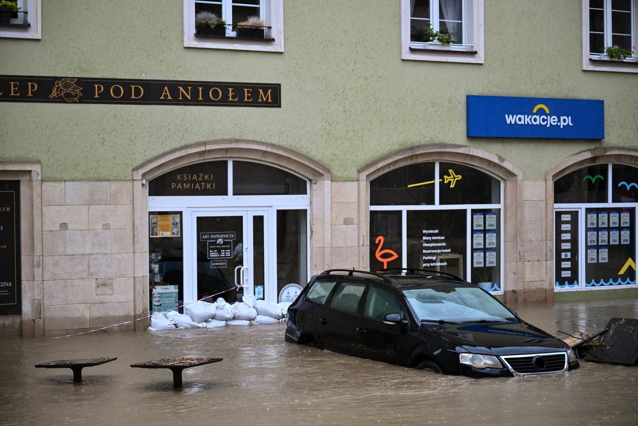 Rues inondées après les fortes pluies qui ont provoqué les inondations à Klodzko, dans le sud-ouest de la Pologne, le 15 septembre 2024. [KEYSTONE - MACIEJ KULCZYNSKI]