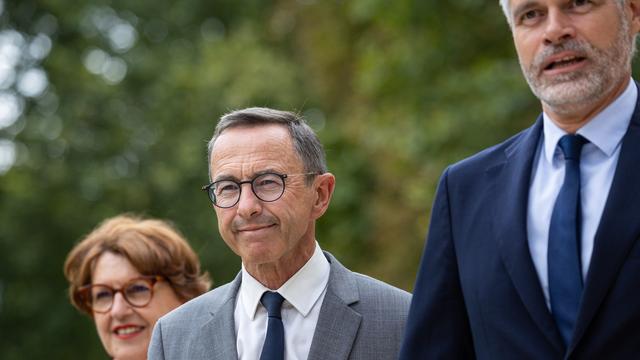 Bruno Retailleau (milieu) est ministre de l'Intérieur du gouvernement d'Emmanuel Macron. [Keystone/EPA - Christophe Petit Tesson]