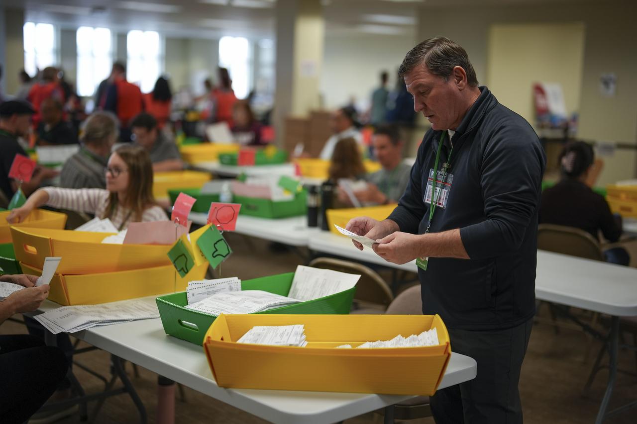 Des agents électoraux traitent les bulletins de vote par correspondance pour l'élection générale de 2024 dans les bureaux administratifs du comté de Chester, en Pennsylvanie. [KEYSTONE - MATT SLOCUM]