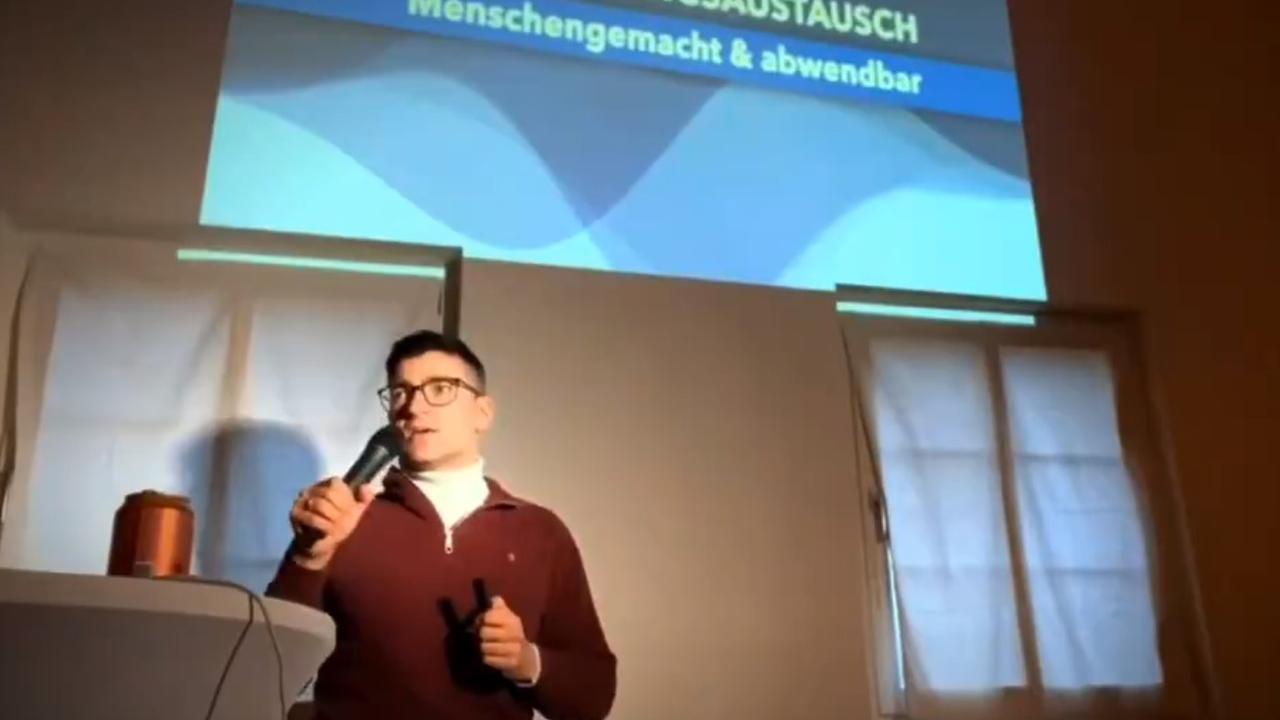 L'idéologue autrichien d'extrême droite Martin Sellner lors de sa conférence à Tegerfelden (AG).