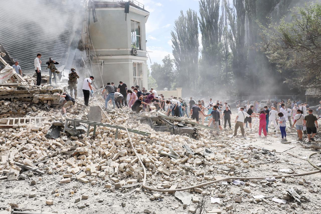 Des sauveteurs cherchent des victimes dans les décombres de l'hôpital Ohmatdyt à Kiev après une frappe russe. [REUTERS - Gleb Garanich]