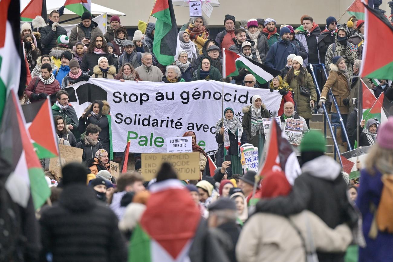 Environ 3000 personnes se sont réunies samedi à Bâle vers 14h40 pour demander un cessez-le-feu immédiat dans le conflit entre Israël et le Hamas. [Keystone - Georgios Kefalas]