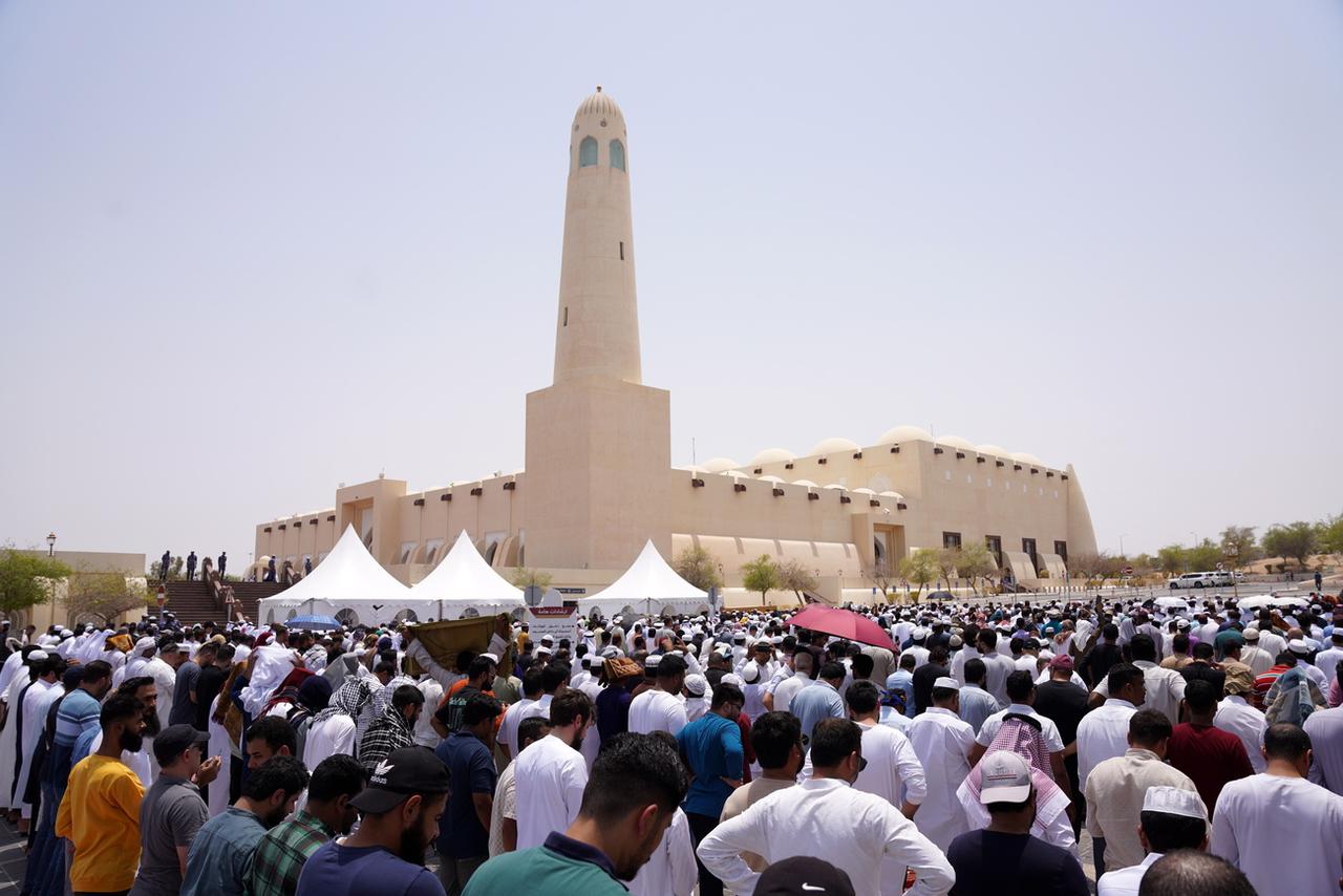 Des milliers de fidèles ont prié vendredi dans une grande mosquée de Doha, au Qatar, en mémoire du chef du Hamas, Ismaïl Haniyeh. [KEYSTONE - ABBAS ALI]