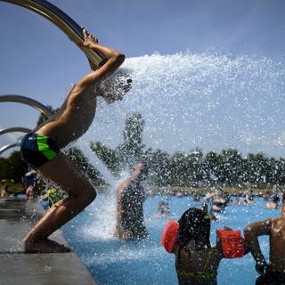 Une étude révèle une mauvaise qualité de l’eau dans les piscines. [Keystone - Laurent Gillieron]