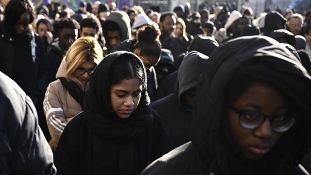 Une marche blanche a été organisée le 17 janvier à Saint-Denis en hommage à un adolescent de 14 ans, poignardé sur le quai du métro. [AFP - Julien De Rosa]