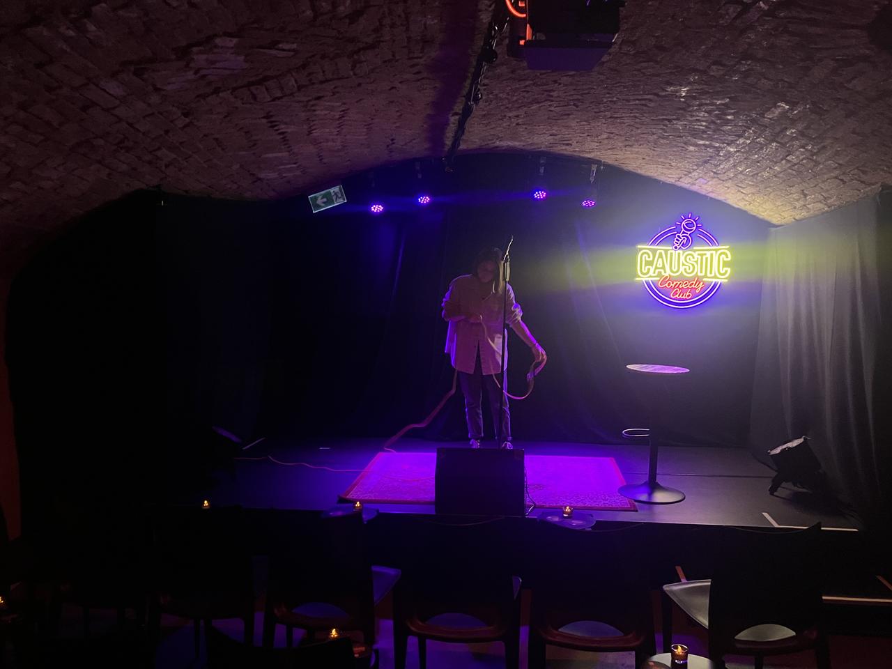 La scène du Caustic Comedy Club, à Carouge (GE) [RTS - Tristan Miquel]