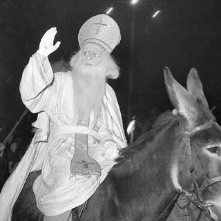 Dans les années 1950, Saint Nicolas sur son âne est le clou du cortège. Ce rôle est joué par un étudiant. [© Fonds Jacques Thévoz/Bibliothèque cantonale et universitaire Fribourg]