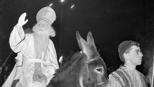 Dans les années 1950, Saint Nicolas sur son âne est le clou du cortège. Ce rôle est joué par un étudiant. [© Fonds Jacques Thévoz/Bibliothèque cantonale et universitaire Fribourg]