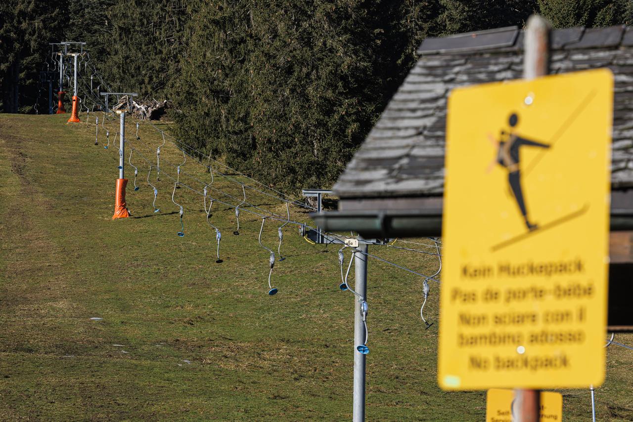 La station de ski des Paccots (FR) manque cruellement de neige, ce 28 janvier 2024. [Keystone - Valentin Flauraud]