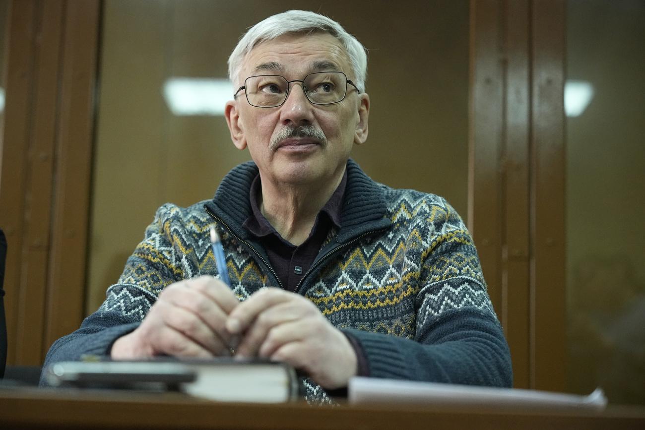 Le Parquet russe a requis deux ans et onze mois de prison à l'encontre du dissident Oleg Orlov. [Keystone - Alexander Zemlianichenko - AP Photo]