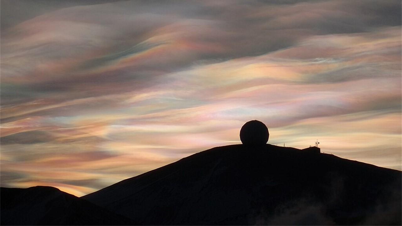 Nuages stratosphériques polaires photographiés depuis la base McMurdo, en Antarctique, le 23 août 2009. [Wikipedia - Alan Light]