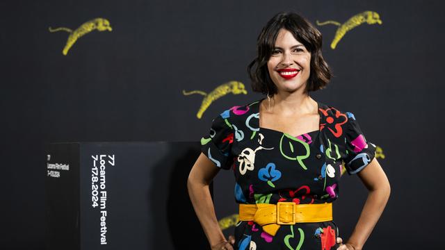 La réalisatrice Klaudia Reynicke présente son long-métrage "Reinas" lors de la 77e édition du Festival du film de Locarno. [Keystone - Jean-Christophe Bott]