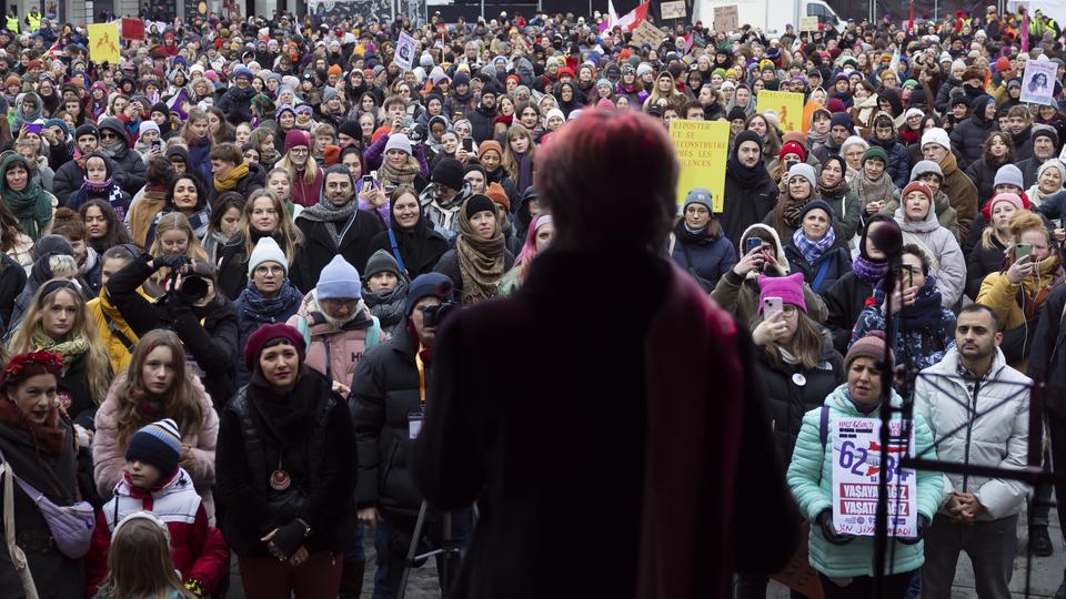 L'ancienne conseillère Simonetta Sommaruga, devant les 10'000 personnes rassemblées à Berne pour manifester contre les violences faites aux femmes. [KEYSTONE - PETER KLAUNZER]