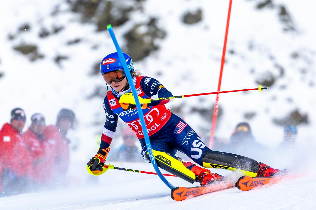 Mikaela Shiffrin s'est forgé le plus grand palmarès du ski alpin grâce à sa domination totale en slalom (86 podiums et 62 victoires en 114 départs!), et à sa polyvalence, elle qui a aussi gagné en géant (22), en super-G (5), en descente (4), en combiné (1), et en parallèle (5). [KEYSTONE - EXPA/JOHANN GRODER]