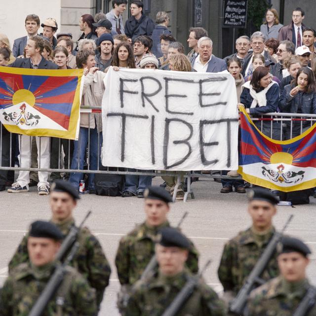 Des manifestations critiquant la répression des droits des habitants du Tibet a irrité le président chinois en visite diplomatique en Suisse en 1999. [Keystone - Str]