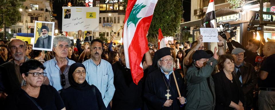 Des Palestiniens manifestent avec des drapeaux libanais dans les rues de Ramallah en Cisjordanie. [Reuters - Mohammed Torokman]