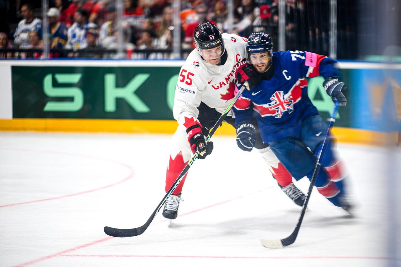 Robert Dowd au duel avec le Canadien Colton Parayko. [IMAGO - VITALII KLIUIEV]