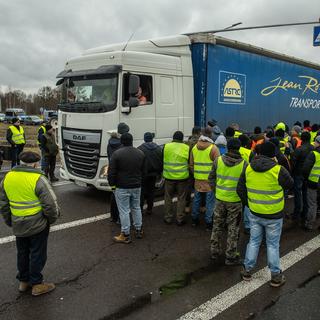 Des agriculteurs polonais protestent à la frontière entre la Pologne et l'Ukraine contre l'importation de produits agricoles ukrainiens en Pologne. [Keystone - EPA/Wojtek Jargilo]