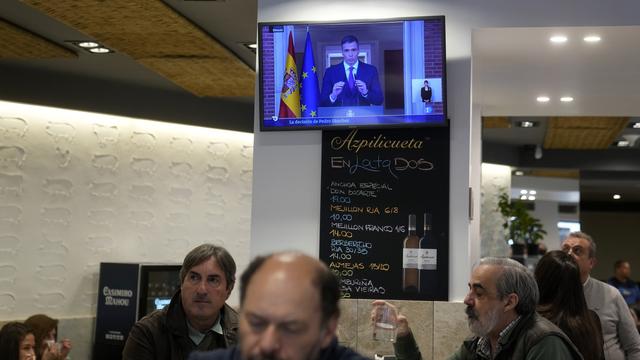 Une allocution de Pedro Sanchez sur la télé espagnole. [Keystone/AP Photo - Paul White]