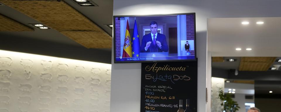 Une allocution de Pedro Sanchez sur la télé espagnole. [Keystone/AP Photo - Paul White]