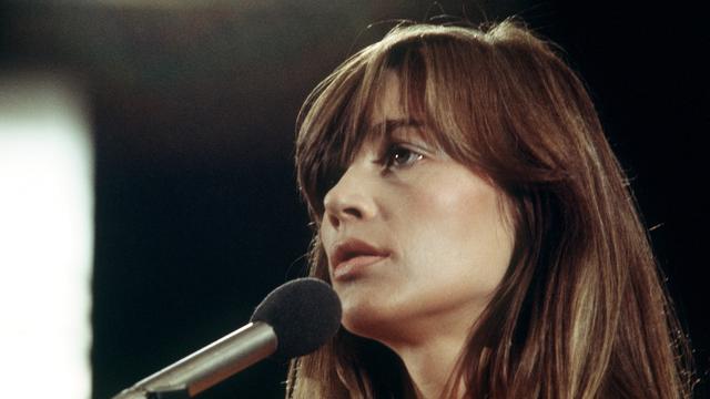La chanteuse française et icône pop des sixties Françoise Hardy lors d'un concert en 1973. [Keystone/DPA - Istvan Bajzat]