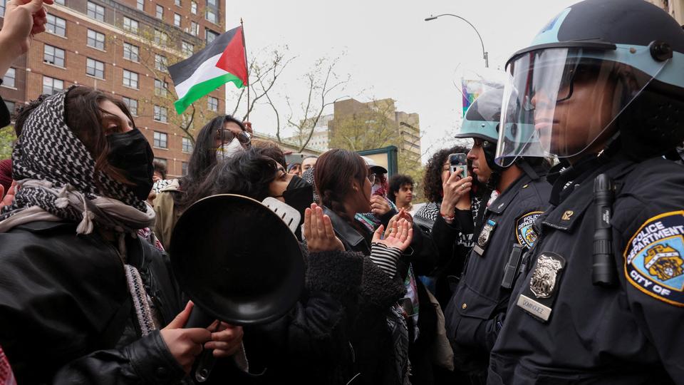 Des policiers montent la garde tandis que des manifestants protestent en solidarité avec les organisateurs pro-palestiniens sur le campus de l'Université de Columbia, à New York, le 18 avril 2024. [REUTERS - Caitlin Ochs]
